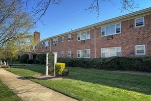 92 S Clinton Ave in Bay Shore, NY - Building Photo
