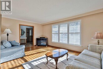 166 Lynnbrook Dr in Toronto, ON - Building Photo - Building Photo
