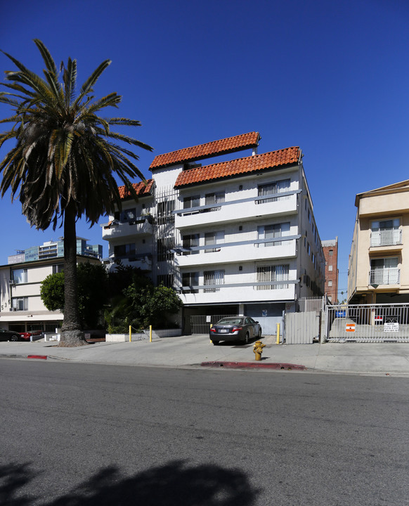 Villa Serena in Los Angeles, CA - Building Photo