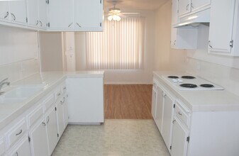 427 E Tamarack Ave in Inglewood, CA - Building Photo - Interior Photo