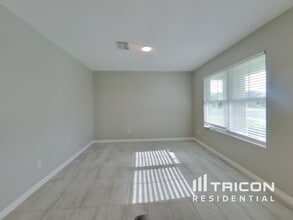 5597 Raymond Way in Zephyrhills, FL - Building Photo - Building Photo