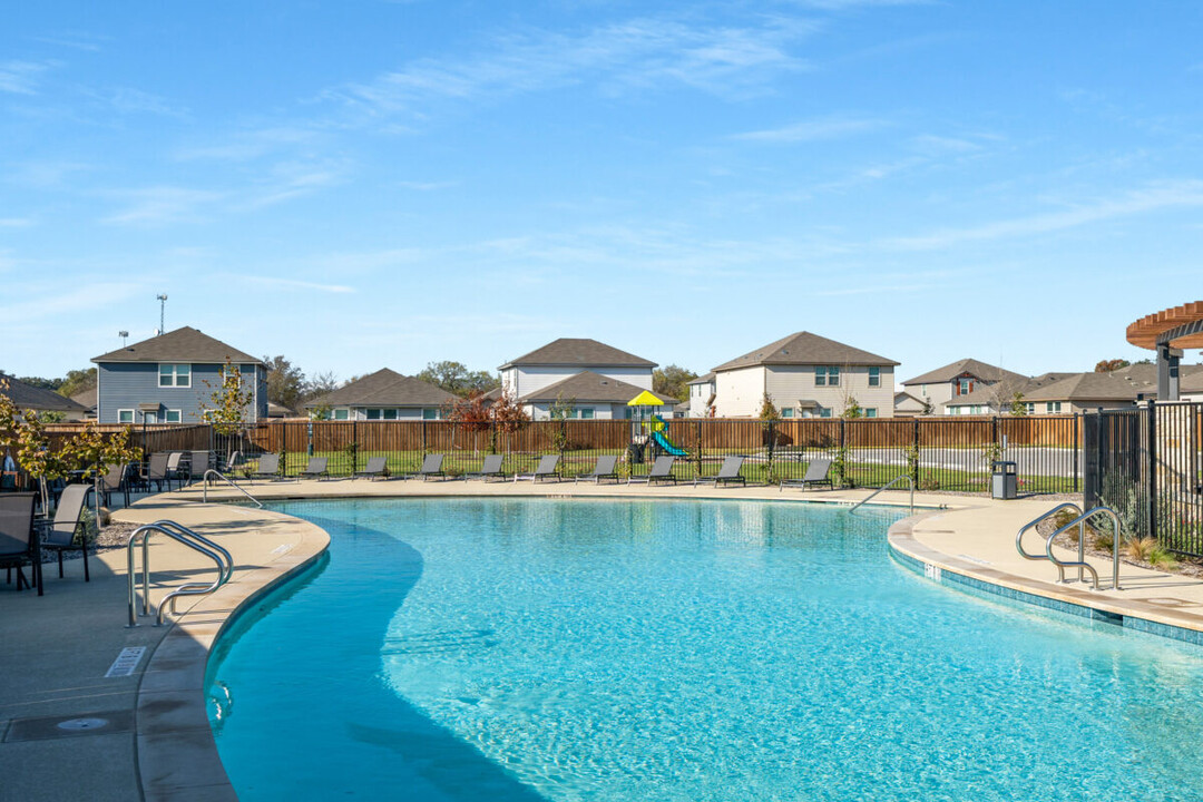 Tricon Abbott Place in Saint Hedwig, TX - Foto de edificio