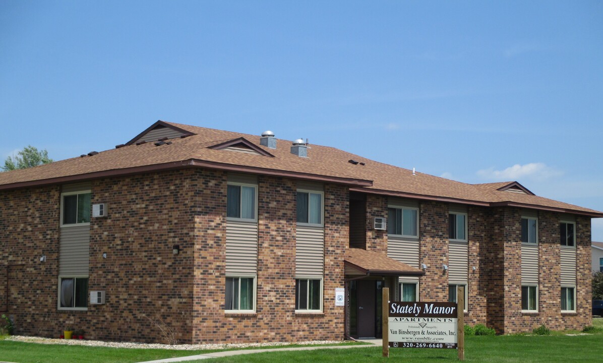 Stately Manor Apartments in Worthington, MN - Building Photo