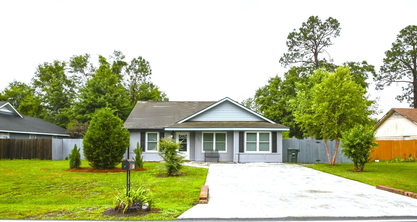 607 Scott St in Hinesville, GA - Building Photo