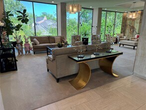 49 Briar Hollow Ln in Houston, TX - Foto de edificio - Building Photo