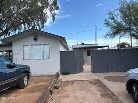 2618 E Sandra Terrace in Phoenix, AZ - Building Photo