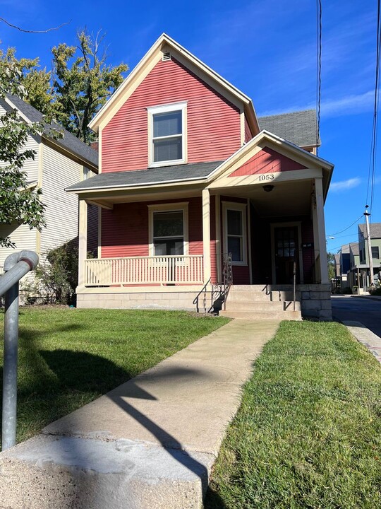 1053 Wealthy St SE in Grand Rapids, MI - Foto de edificio