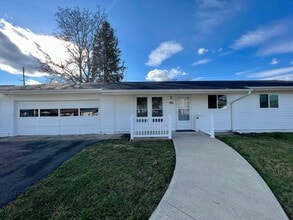 90 Robinhood Dr in Cranberry Township, PA - Building Photo - Building Photo