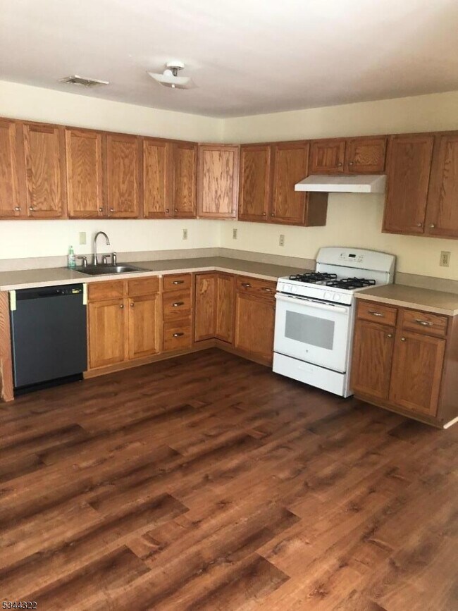 13 Hampton Rd in New Brunswick, NJ - Building Photo - Building Photo