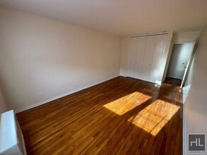 GRAND CENTRAL PARKWAY, Unit LOBGO in Queens, NY - Building Photo - Building Photo