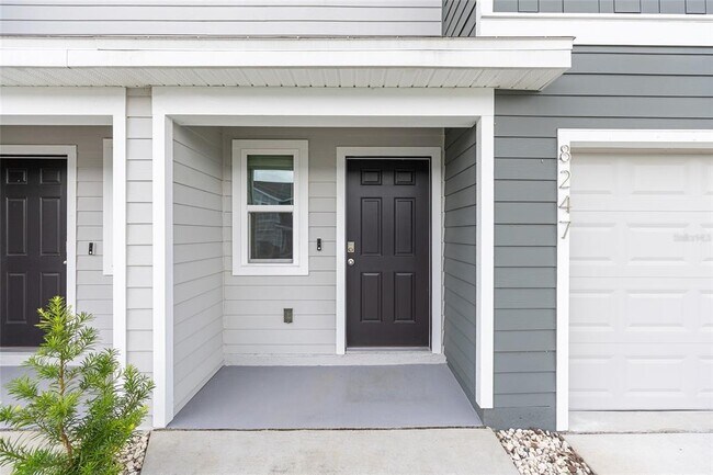 8247 SW 67th Ave in Ocala, FL - Foto de edificio - Building Photo