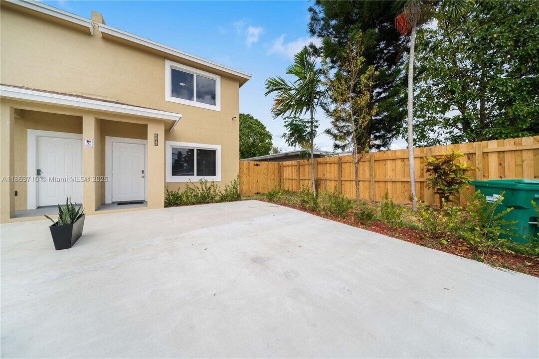 1183 NE 111th St in Miami, FL - Building Photo
