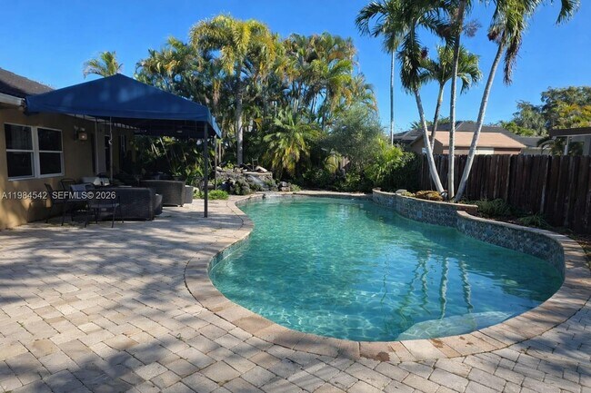 18121 SW 152nd Ct in Miami, FL - Building Photo - Building Photo