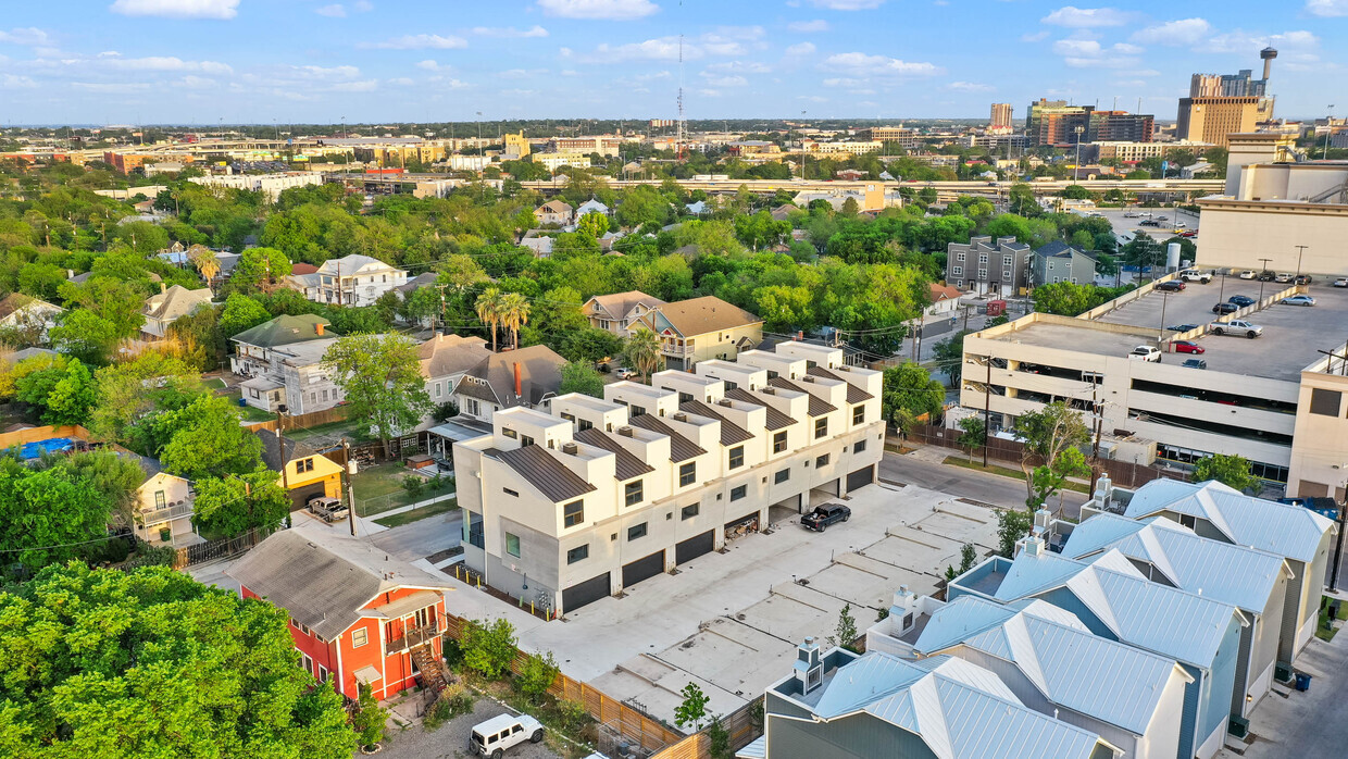 319 E Evergreen St in San Antonio, TX - Building Photo