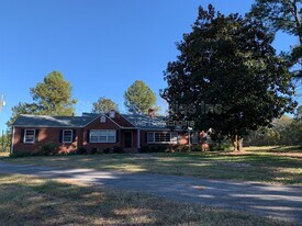 1924 Chisholm Rd in Florence, AL - Building Photo