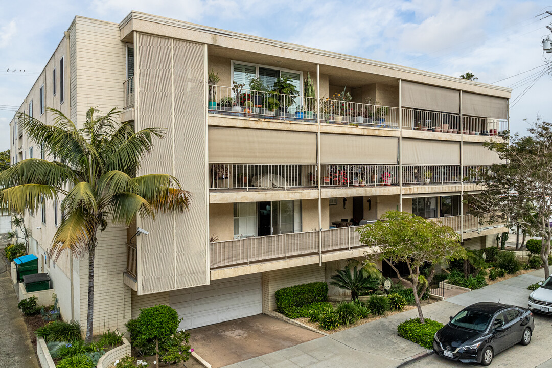 Cambridge House in Long Beach, CA - Building Photo