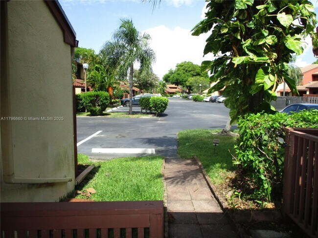 424 SE 11th Terrace in Dania Beach, FL - Building Photo - Building Photo