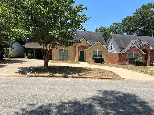 125 Pine St in Prairie View, TX - Foto de edificio - Building Photo