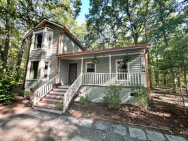 29 Hunters Way in Chapel Hill, NC - Building Photo