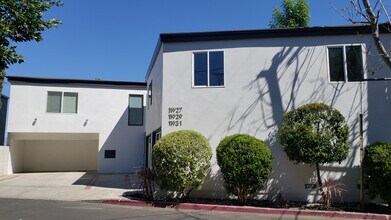 11927 Laurelwood Dr in Studio City, CA - Building Photo - Building Photo