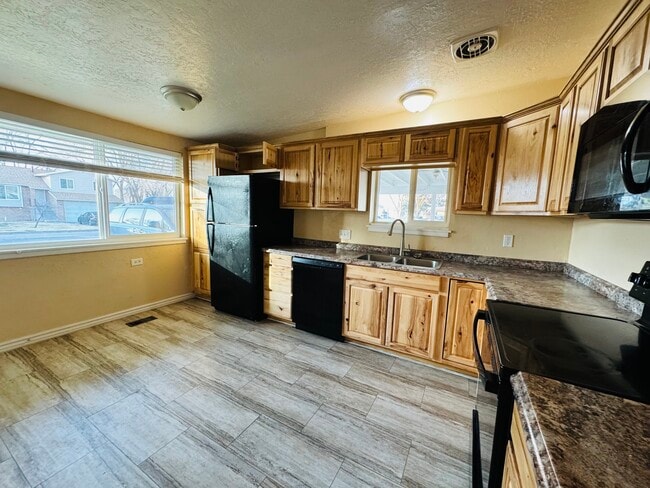 5756 S 2700 W, Unit Duplex Apartment 5756 in Roy, UT - Building Photo - Building Photo