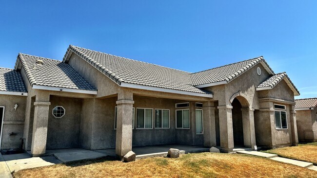 1912 Mount Whitney Ct in Tulare, CA - Building Photo - Building Photo