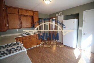 331 E Deer Pl in Milwaukee, WI - Building Photo - Building Photo