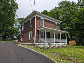 193 Phoenix Mills Rd in Oyster Bay, NY - Building Photo