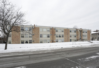 Twin Place Apartments in Minneapolis, MN - Building Photo - Building Photo