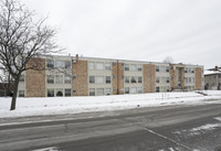 Twin Place Apartments in Minneapolis, MN - Building Photo - Building Photo