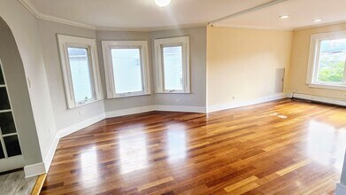 32 Charles St in Lynbrook, NY - Building Photo - Building Photo