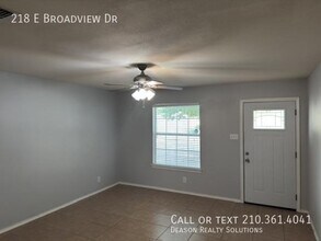 218 E Broadview Dr in San Antonio, TX - Building Photo - Building Photo