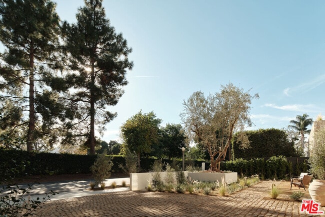 10317 Valley Spring Ln in Los Angeles, CA - Building Photo - Building Photo