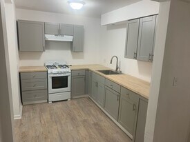1226 N Main St, Unit 1226Apt4 in Rockford, IL - Building Photo