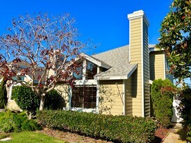 810 Bluewater Rd in Carlsbad, CA - Building Photo