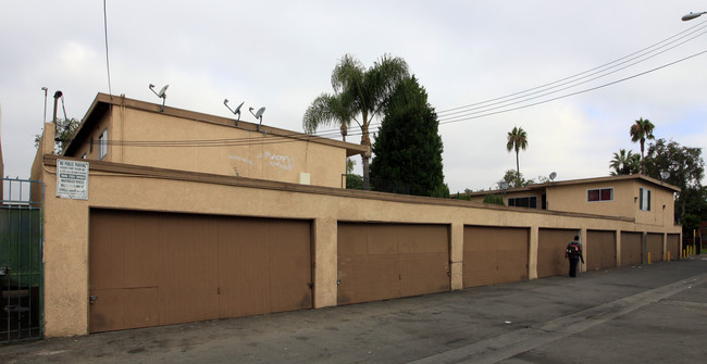 2070 S Mountain View Ave in Anaheim, CA - Building Photo - Building Photo