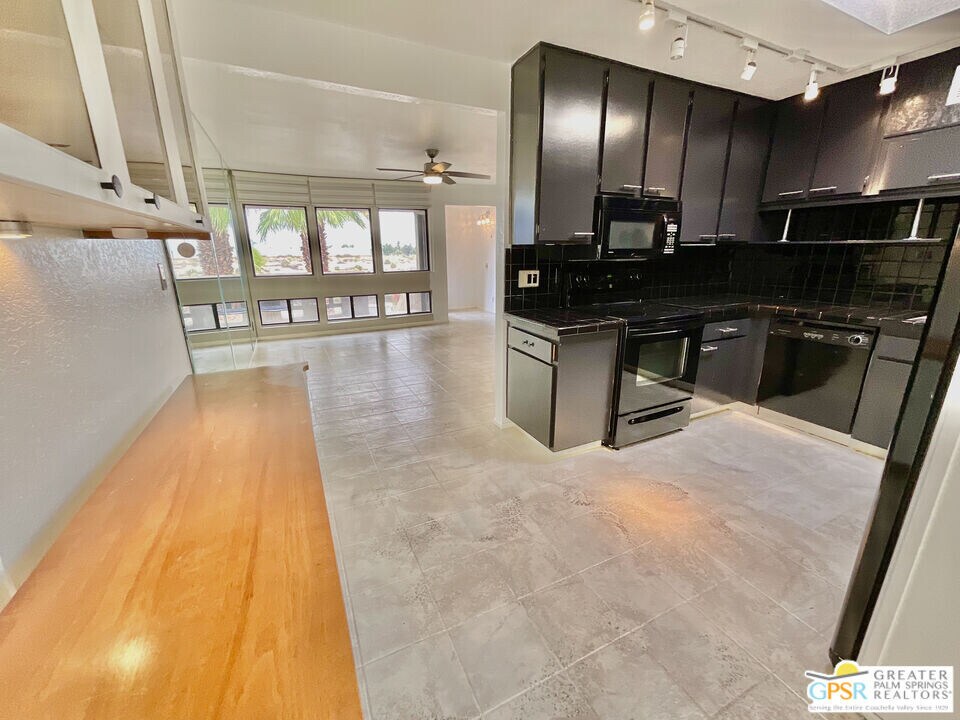 425 Bradshaw E Ln in Palm Springs, CA - Building Photo