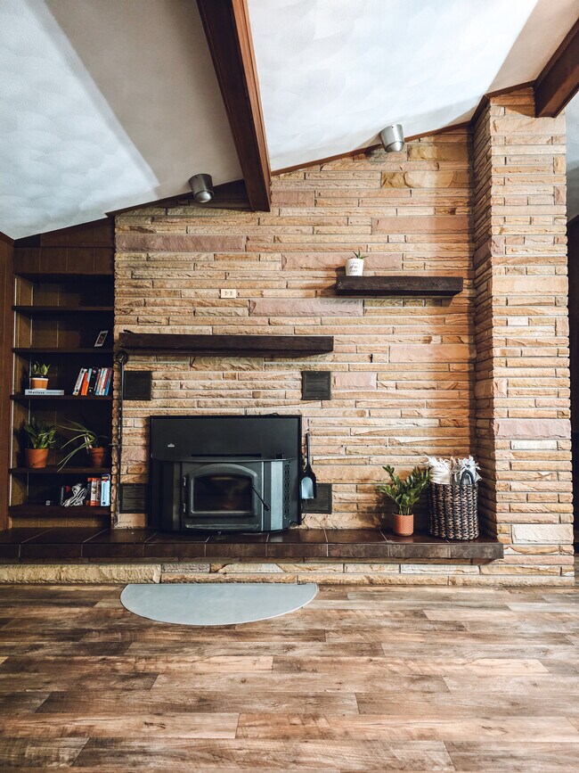 1008 W Singing Woods Rd in Edelstein, IL - Building Photo - Building Photo