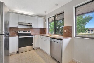 615 NW 210th St in Miami Gardens, FL - Building Photo