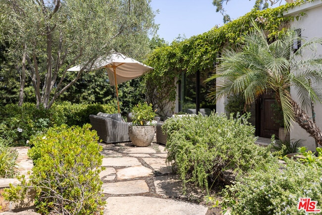 11335 Dona Teresa Dr in Los Angeles, CA - Building Photo - Building Photo