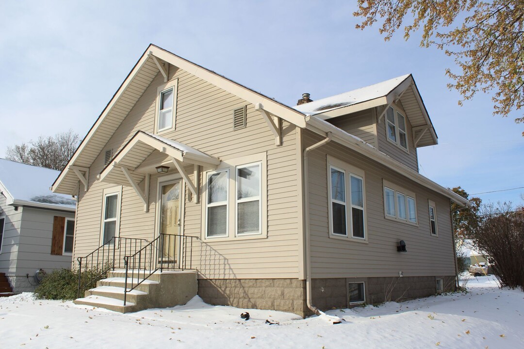 1701 S 9th Ave in Sioux Falls, SD - Building Photo