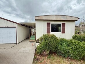 2414 Empire Dr in La Grande, OR - Building Photo - Building Photo