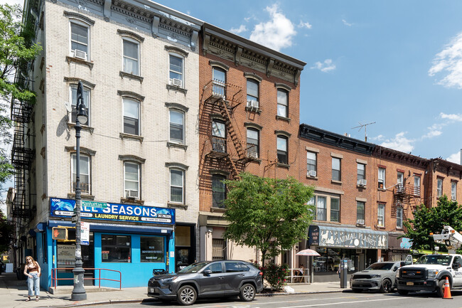 1086 Manhattan Ave in Brooklyn, NY - Foto de edificio - Building Photo