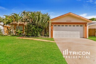 6969 Briarwood Ave N in Pinellas Park, FL - Building Photo