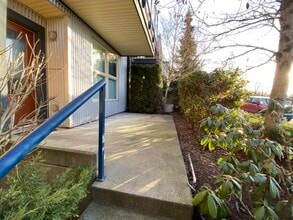 1406-1406 Jingle Pot Rd in Nanaimo, BC - Building Photo - Building Photo