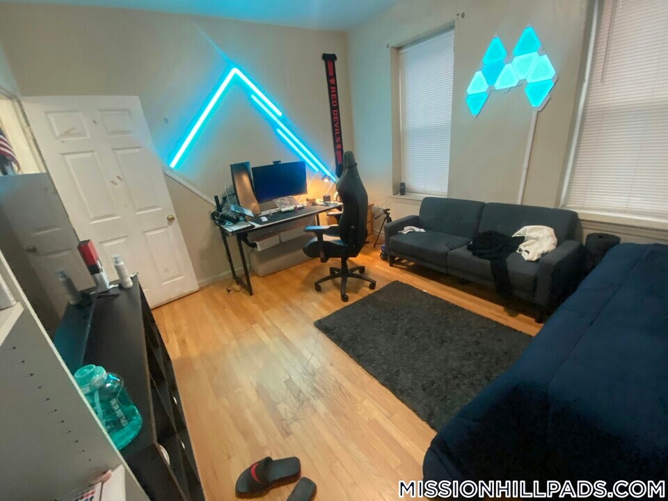 1458 Tremont St in Boston, MA - Building Photo