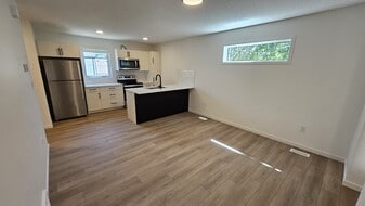 11521-11129 129 Ave NW in Edmonton, AB - Building Photo
