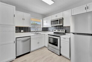 2060 NW 81st Ave in Pembroke Pines, FL - Building Photo