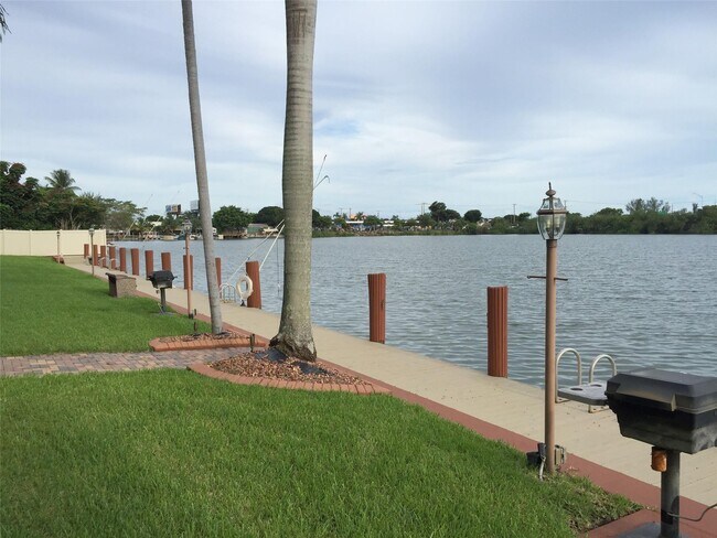 1100 Crystal Lake Dr in Pompano Beach, FL - Building Photo - Building Photo
