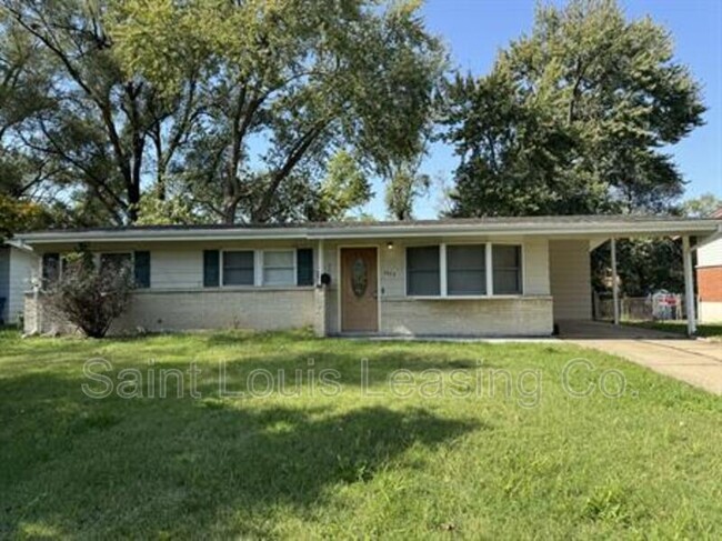 1945 Thunderbird Ave in Florissant, MO - Building Photo - Building Photo